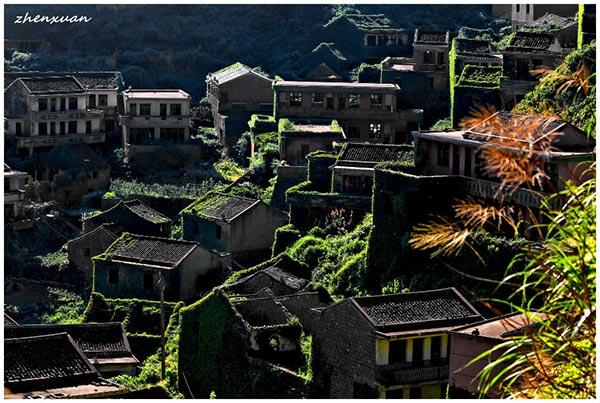 village abandonné englouti par la nature