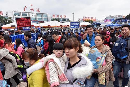 Des milliers de passagers bloqués à la gare de Canton