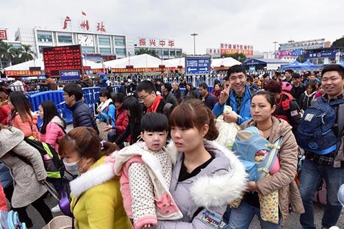 成千上万的乘客滞留在广州车站