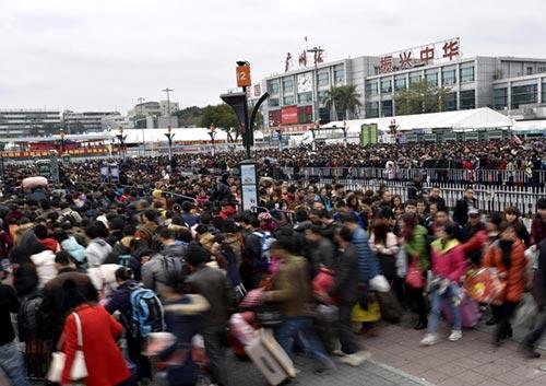 成千上万的乘客滞留在广州车站