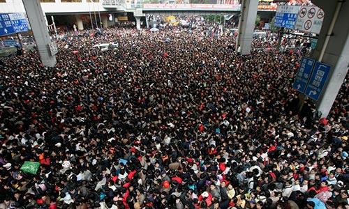 Des milliers de passagers bloqués à la gare de Canton
