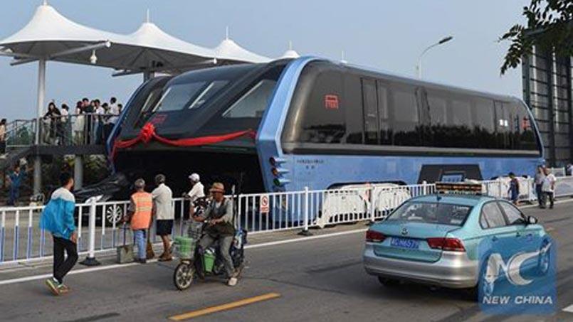 Premier test du "bus volant" en Chine
